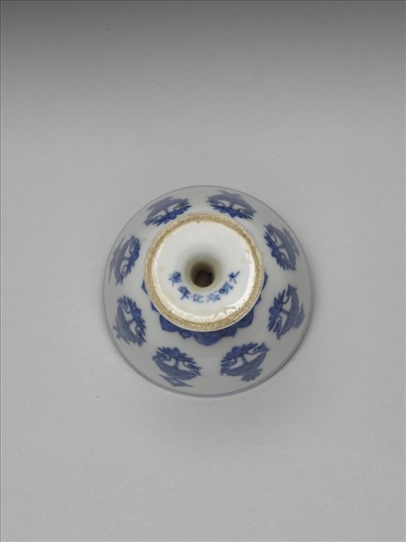 青花八寶紋高足杯