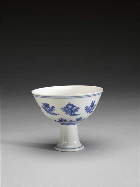 青花雲托八寶紋高足杯