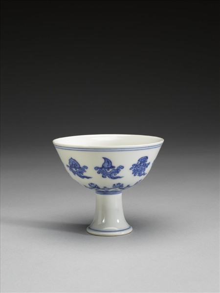 青花雲托八寶紋高足杯