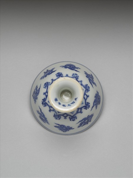 青花雲托八寶紋高足杯