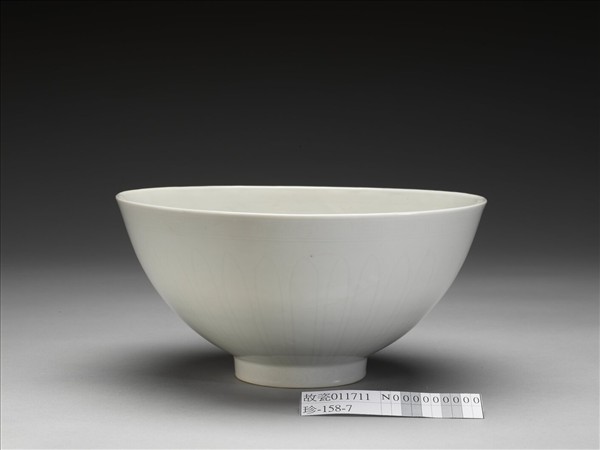 甜白釉花卉紋碗