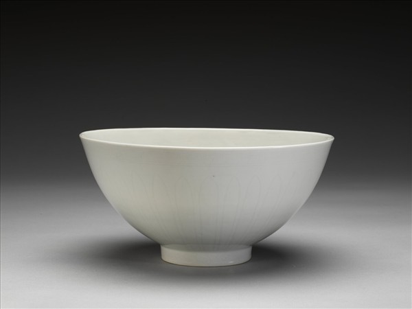 甜白釉花卉紋碗