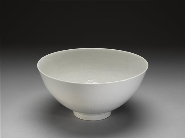 甜白釉花卉紋碗