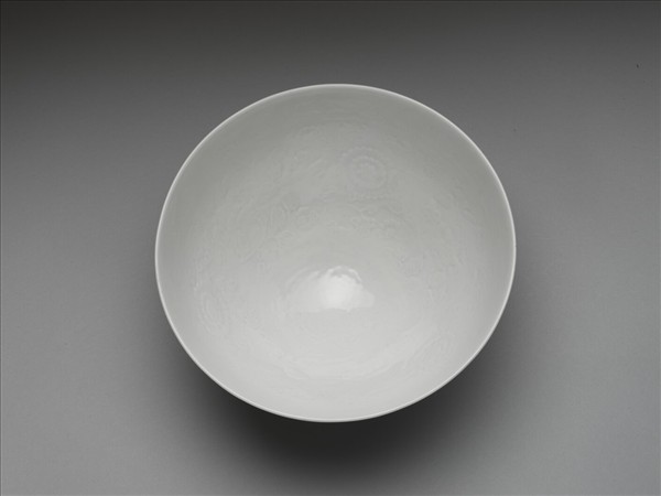 甜白釉花卉紋碗