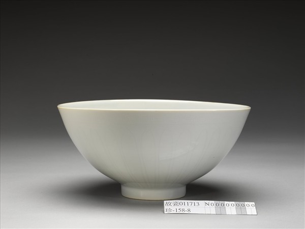 甜白釉花卉紋碗