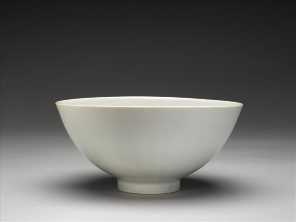 甜白釉花卉紋碗