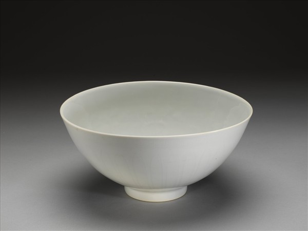 甜白釉花卉紋碗