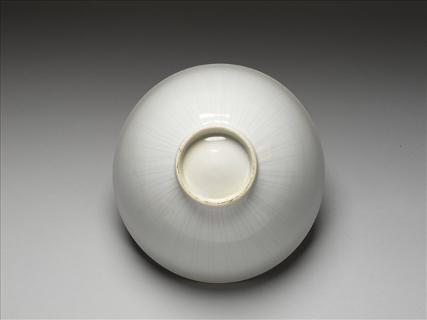 甜白釉花卉紋碗