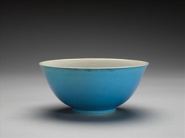 孔雀藍釉白裡碗