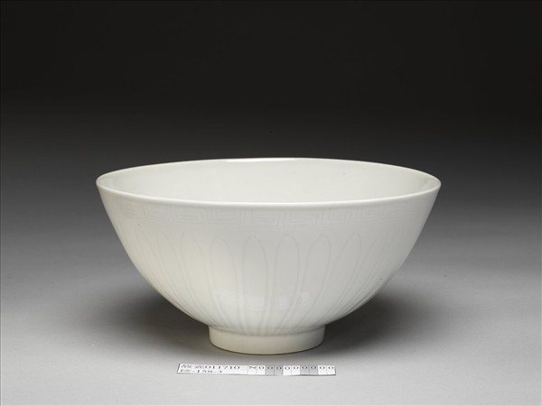 甜白釉花卉紋碗