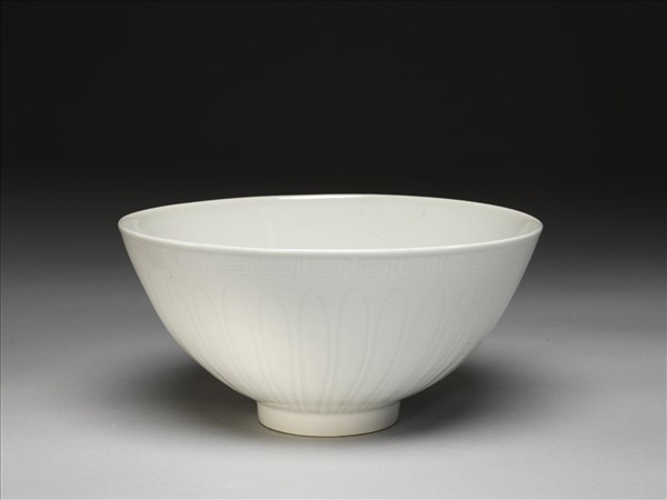 甜白釉花卉紋碗