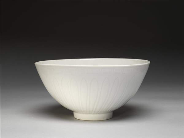 甜白釉花卉紋碗