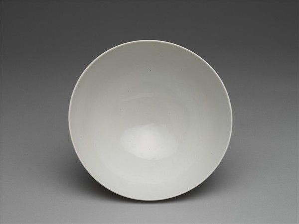 甜白釉花卉紋碗