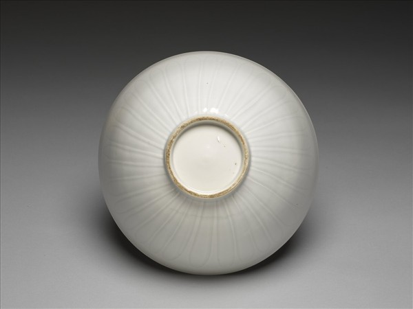 甜白釉花卉紋碗