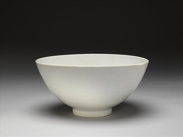 甜白釉花卉紋碗