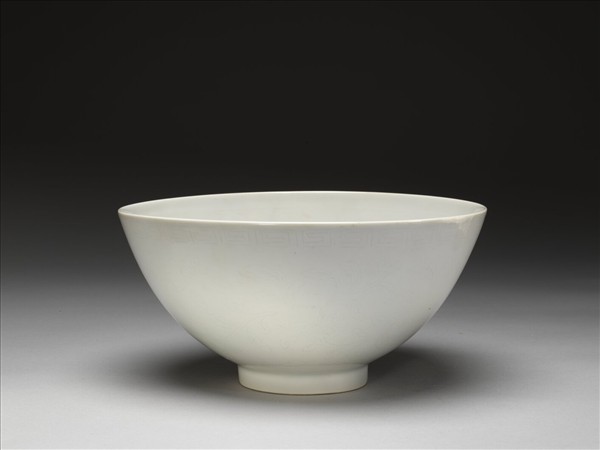 甜白釉花卉紋碗