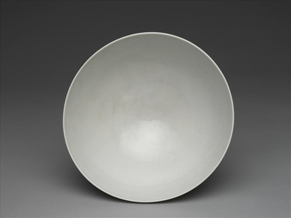 甜白釉花卉紋碗