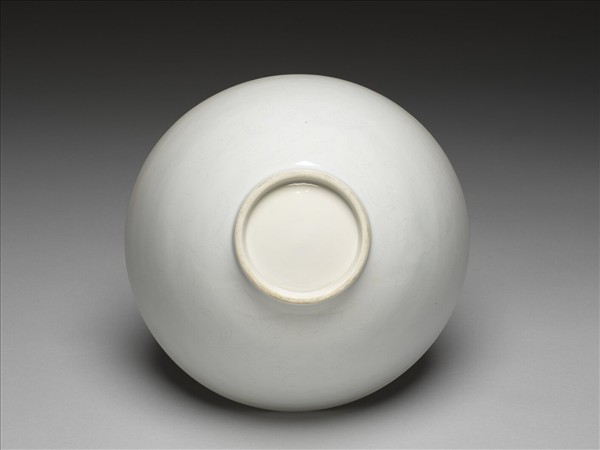 甜白釉花卉紋碗