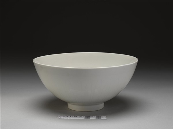 甜白釉花卉紋碗