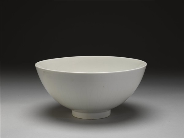 甜白釉花卉紋碗