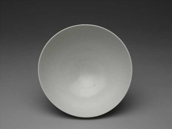 甜白釉花卉紋碗