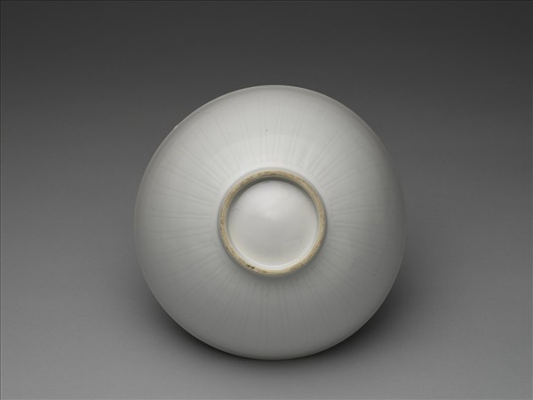 甜白釉花卉紋碗