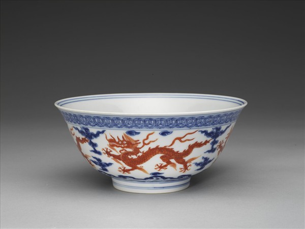 青花紅彩雲龍紋碗