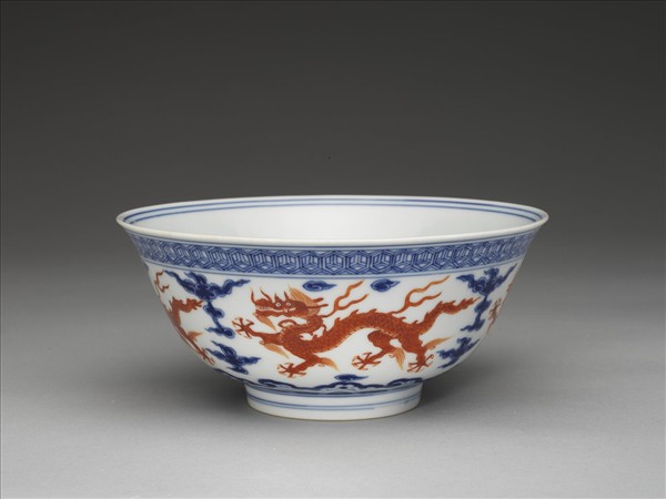青花紅彩雲龍紋碗