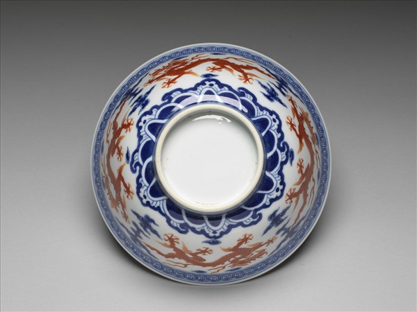 青花紅彩雲龍紋碗