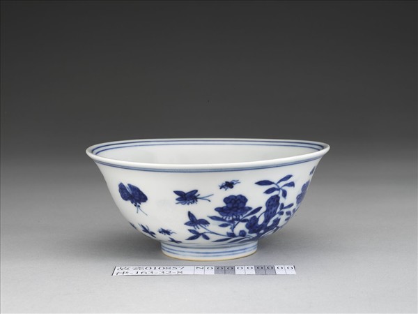 青花花蝶紋碗