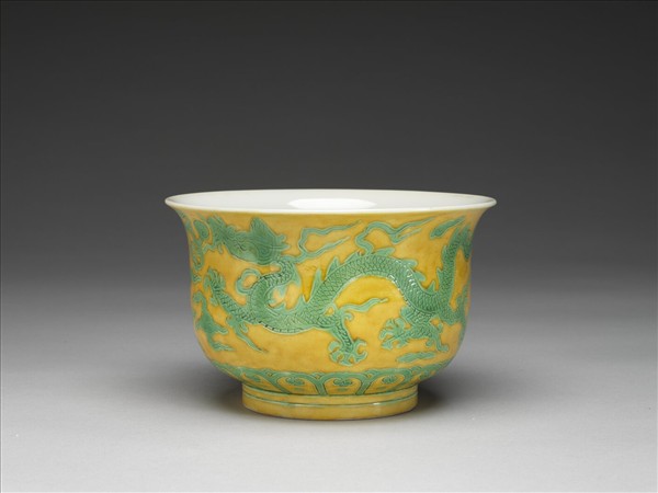 黃地綠彩龍紋仰鐘式碗