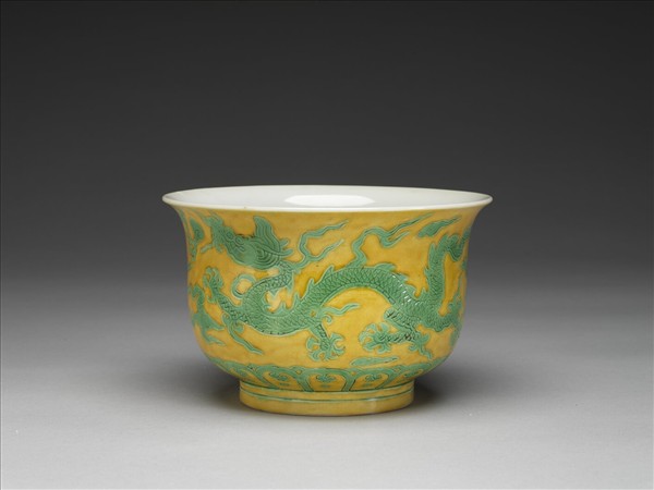 黃地綠彩龍紋仰鐘式碗