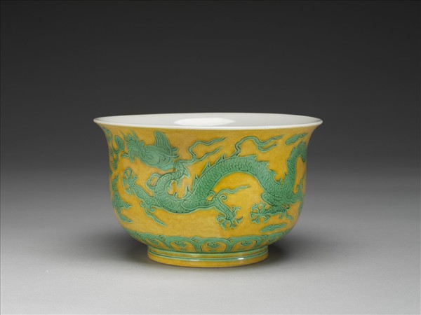 黃地綠彩龍紋仰鐘式碗