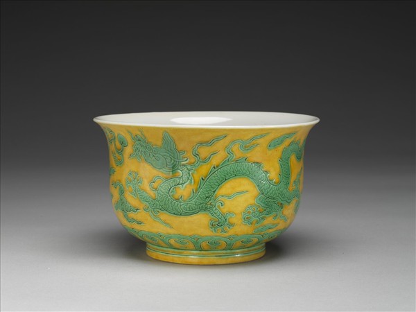 黃地綠彩龍紋仰鐘式碗