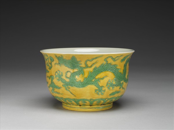 黃地綠彩龍紋仰鐘式碗