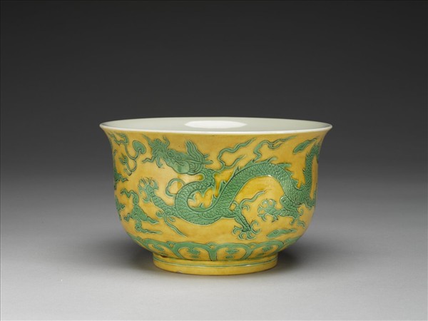 黃地綠彩龍紋仰鐘式碗