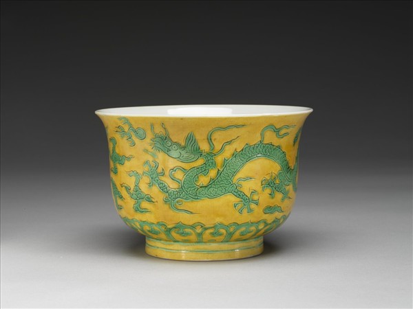 黃地綠彩龍紋仰鐘式碗
