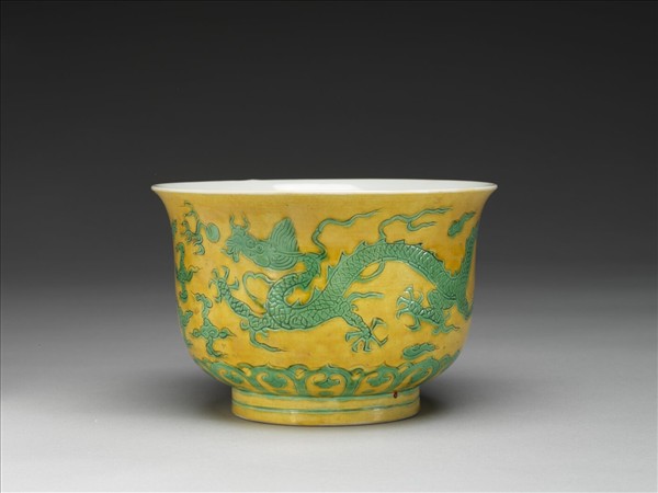 黃地綠彩龍紋仰鐘式碗