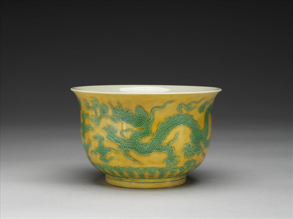 黃地綠彩龍紋仰鐘式碗