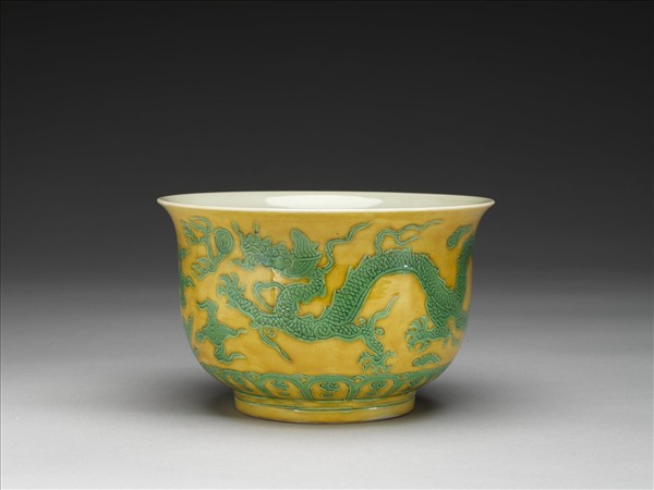 黃地綠彩龍紋仰鐘式碗