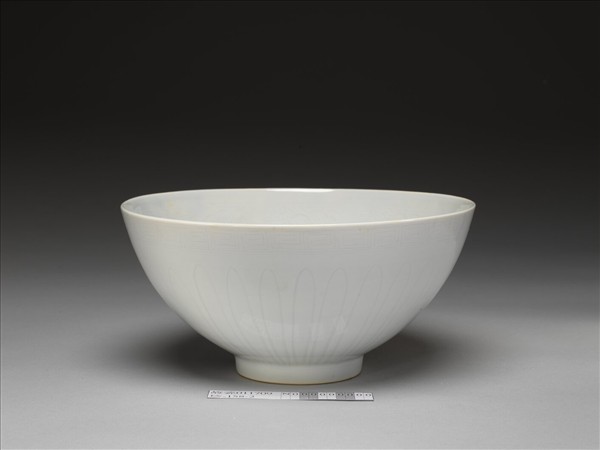 甜白釉花卉紋碗