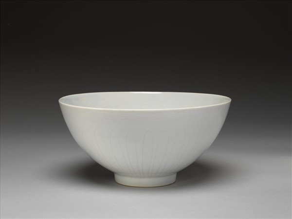 甜白釉花卉紋碗