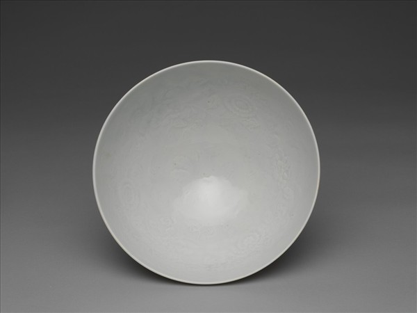 甜白釉花卉紋碗