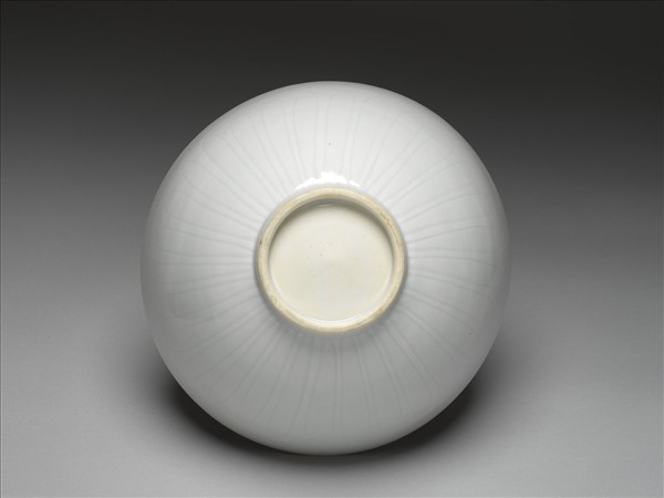 甜白釉花卉紋碗