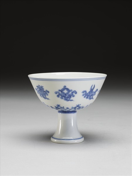 青花雲托八寶紋高足杯