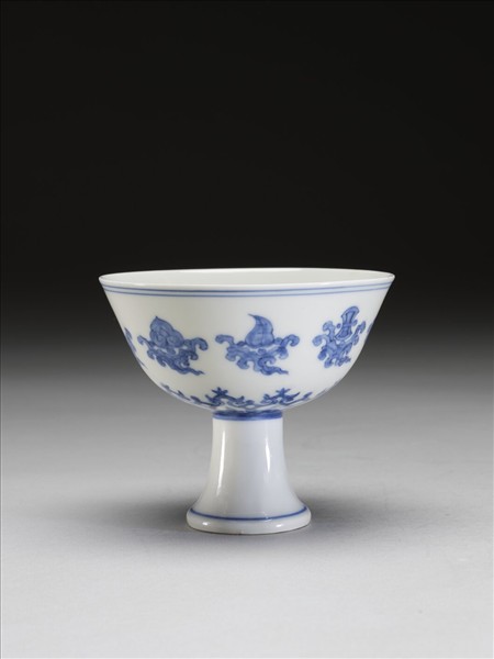 青花雲托八寶紋高足杯