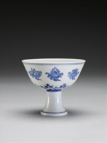 青花雲托八寶紋高足杯