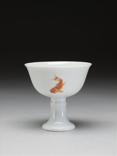 描紅三魚紋高足杯