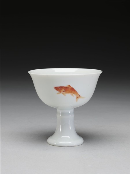 描紅三魚紋高足杯