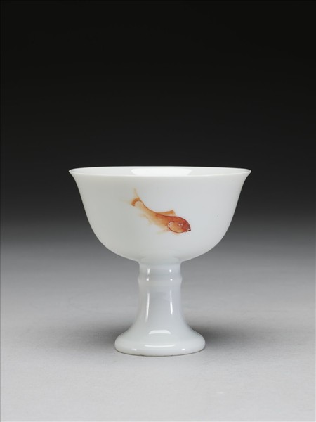 描紅三魚紋高足杯